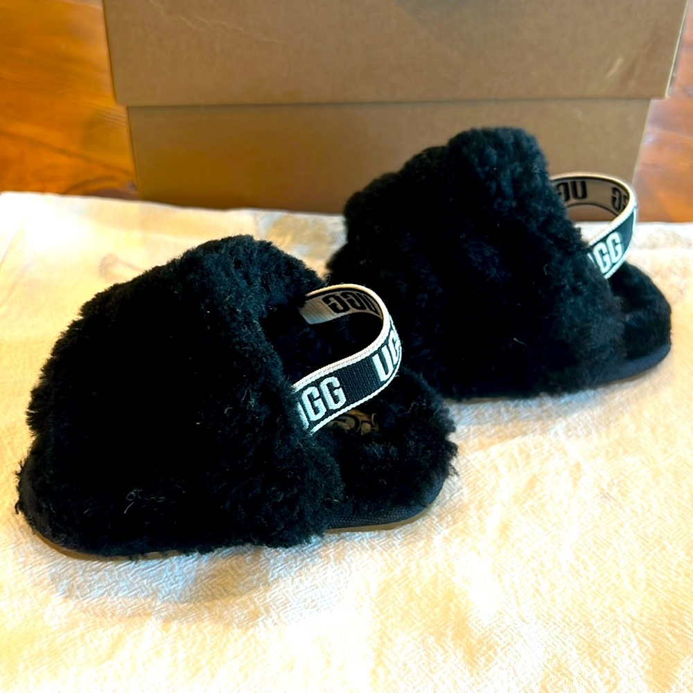 NWOB UGG Kids' Fluff Yeah Slide Sandal - Black 02/03 Little Kid